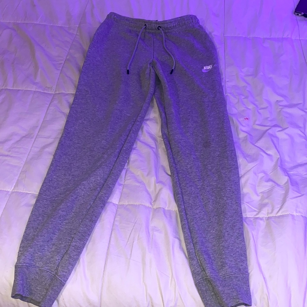light grey nike joggers/ never worn. (size SMALL)